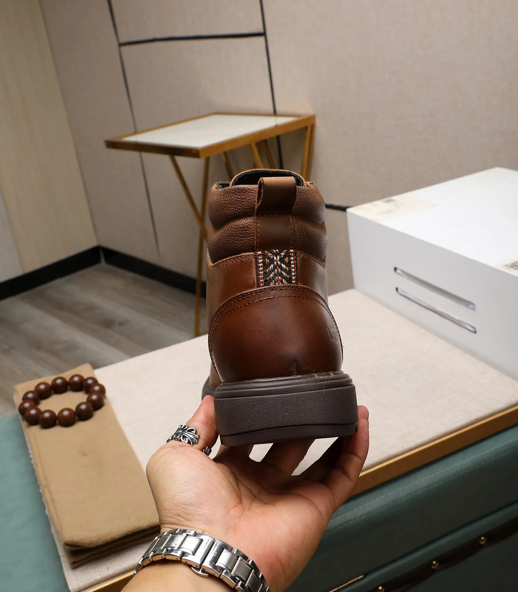 Men's men's shoes💰640 UGG (100% genuine wool lining, 10% off for fake ones) Please pay attention to the quality of the original order and compare the thickness of the wool🏮🏮Hot-selling UGG from Australia's warm luxury brand men's shoes, the official website is synchronized, Beckham men's style..., made of imported top-layer waxed cowhide, waxed toe cap, Australian real wool velvet lining Carefully sewn...Imported rubber Martin boots outsole (comfortable, soft and wear-resistant). I really like the quality..Exquisite workmanship. You can't put it down at first sight. Size 39-44